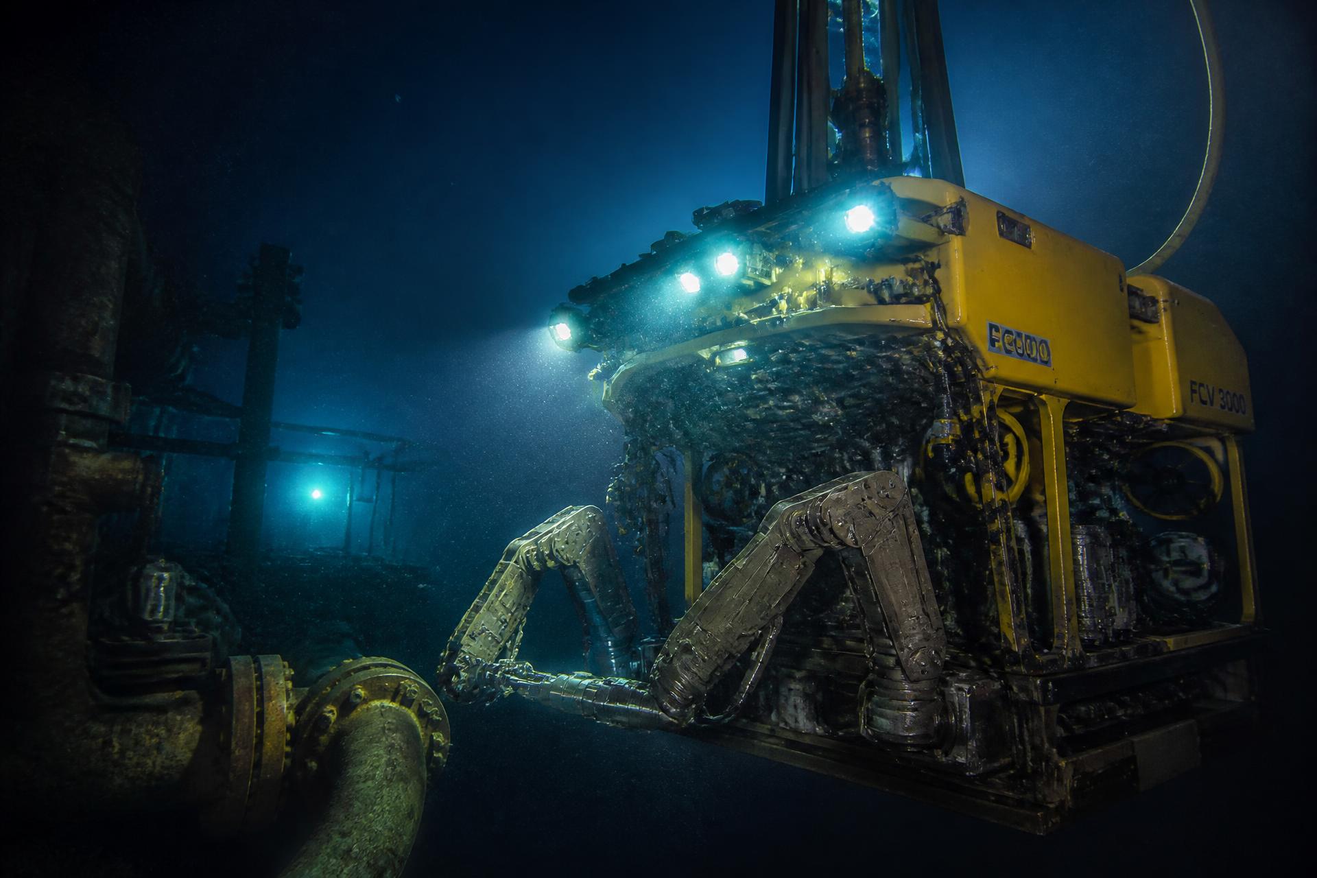 ROV operating in deep water